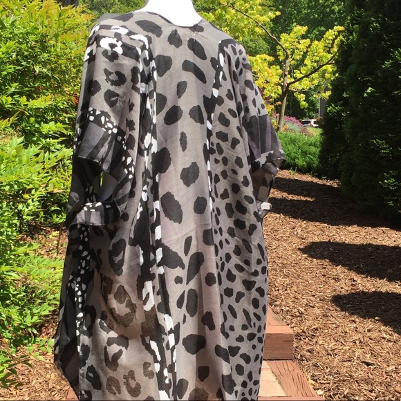 NWT! VERY COOL BLACK/WHITE KIMONO - Picture 3 of 7
